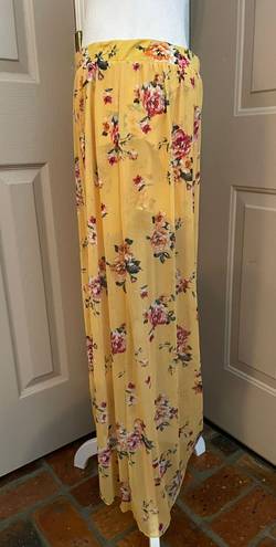 No Boundaries No Boundries yellow floral pull on skort in Jr size XL (15-17). 