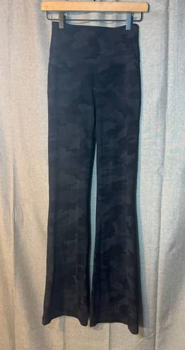 Lululemon heritage camo flair pants size 4