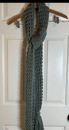 Universal Threads 41. Universal Thread Knitted Scarf with Tassle Bottom. Excellent condition