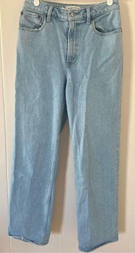 Abercrombie & Fitch Abercrombie Curve Love High Rise 90s Relaxed Jean in Light Wash Size 28