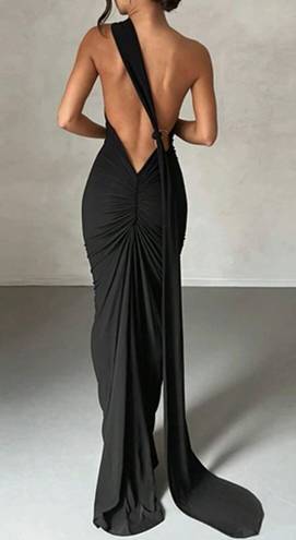 BLACK ONE SHOULDER BACKLESS FORMAL MAXI DRESS WITH SCARF