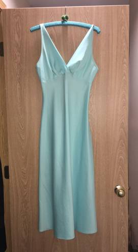 Jones New York 's women’s light blue of a silky blend dress. Size Small.