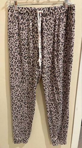 Marilyn Monroe  Size Large Lavender Leopard Print 2 Piece Pajamas