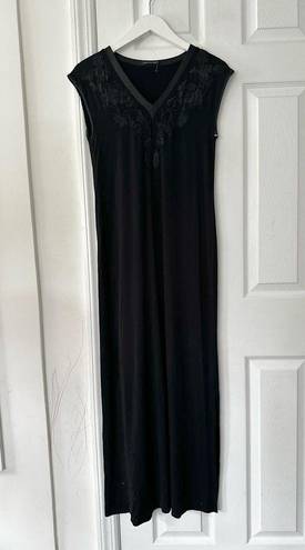 Natori Josie  Black Silk Trim Floral Appliqué Neckline Lounge Essentjals Gown S