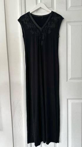 Natori Josie  Black Silk Trim Floral Appliqué Neckline Lounge Essentjals Gown S