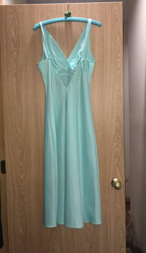 Jones New York 's women’s light blue of a silky blend dress. Size Small.