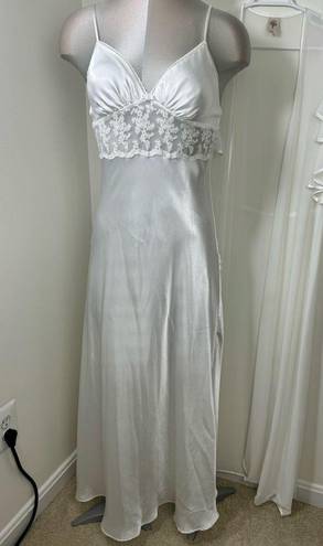 In Bloom  by Jonquil Lace Satin Long Lingerie White Nightgown Size Small Medium