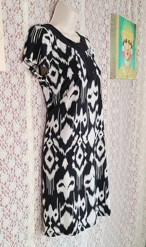 Tiana B  black and white knee length shift dress  with zipper collar detail

Size small