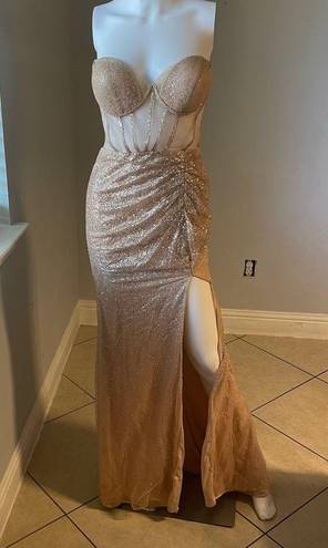 Cinderella Divine Women’s formal sparkly dress size 4
Brand is 
Rose gold color