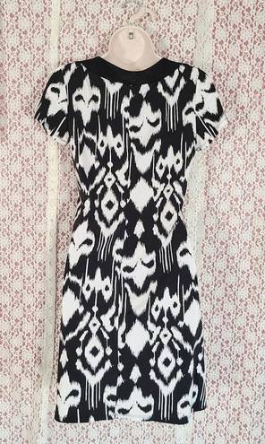 Tiana B  black and white knee length shift dress  with zipper collar detail

Size small