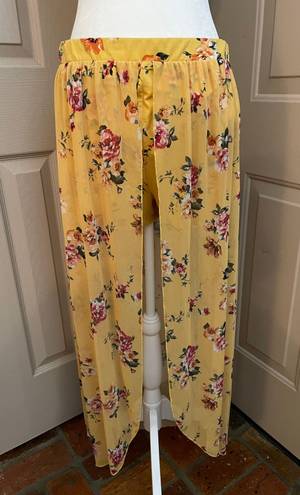 No Boundaries No Boundries yellow floral pull on skort in Jr size XL (15-17). 