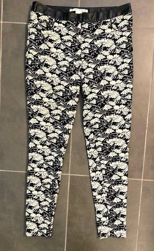 Willow & Clay Like new  black & white floral textured ankle cropped pants. Sz 6