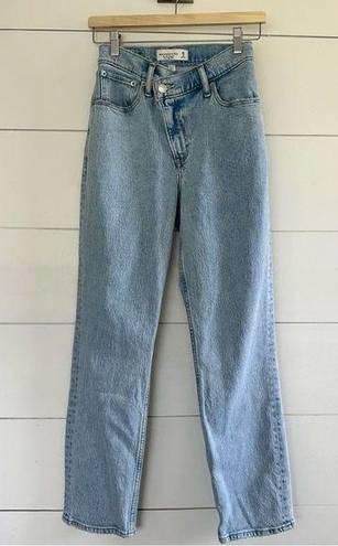 Abercrombie & Fitch  Assymetrical 90s Straight Ultra High Rise 25 Short