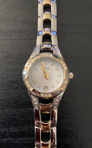 Relic BY FOSSIL-TWO TONE WATCH Beautiful gold and silver tone stainless steel watch with little diamond rhinestones, excellent condition, I have attached a video showing the watch works great.