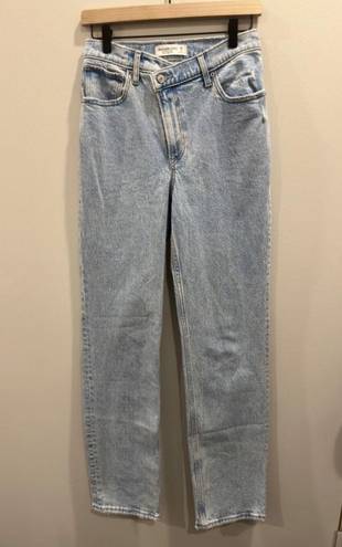 Abercrombie & Fitch Ultra High Rise 90s Straight Jean