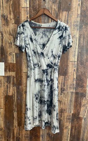 Caution to the Wind women's size small length 40 bust to bust 16. Gray and white