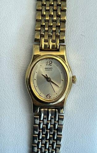 Seiko  Ladies Watch Vintage Gold Tone Bracelet Gold Tone Oval Dial