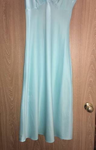 Jones New York 's women’s light blue of a silky blend dress. Size Small.