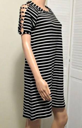 August Silk NWT  Black White Striped Cold Shoulder Shift Dress Short Sleeve Small