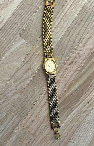 Seiko  Ladies Watch Vintage Gold Tone Bracelet Gold Tone Oval Dial