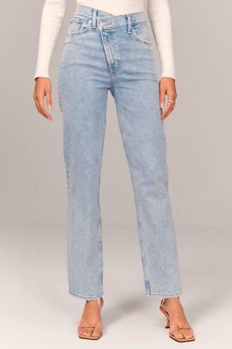 Abercrombie & Fitch  Ultra High Rise 90s Straight Jean Size 28/ 6R W600 NWOT