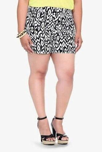 Torrid NWT  Black White Ikat Print Silky Challis Short Elastic Waist Size 4x