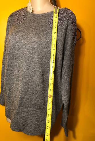 Elle Women's original sweater. Size L.  brand. $35.