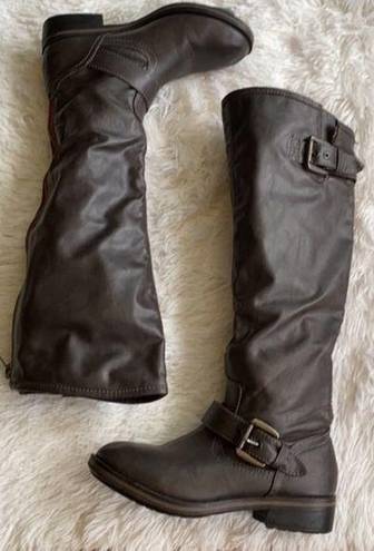 American Eagle Women’s knee high buckles round toe leather boots, size 6.5