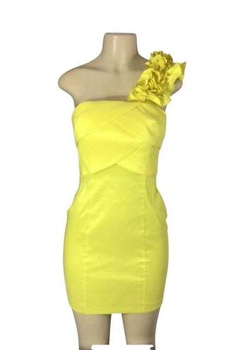 Daisy  Boutique Lemon Yellow Exaggerated Shoulder Cocktail Dress Size Medium NWOT