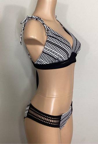 Robin Piccone New.  black and white crochet bikini. M-bottom/L-top. Retail $189