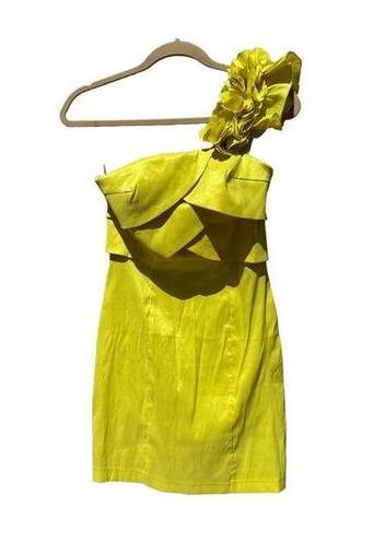 Daisy  Boutique Lemon Yellow Exaggerated Shoulder Cocktail Dress Size Medium NWOT