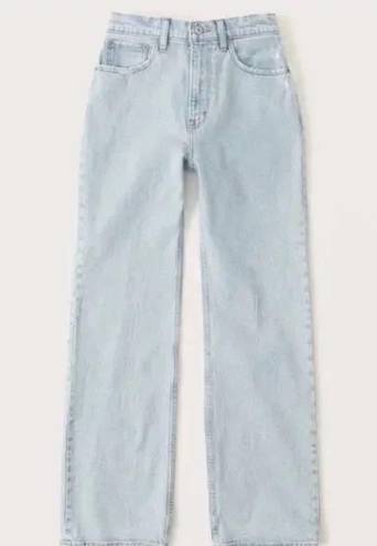 Abercrombie & Fitch Abercrombie Curve Love High Rise 90s Relaxed Jean in Light Wash Size 28