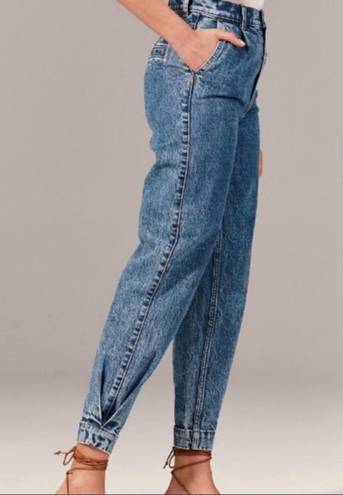 Abercrombie & Fitch Women’s Ultra High Rise Mom Jeans Pleated stone Wash 29