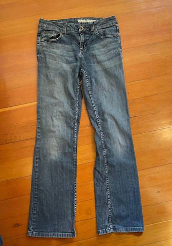 DKNY Light wash denim blue jeans -sz 4  Gently used and in good condition. Measurements in photos.