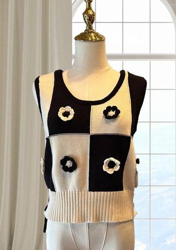 Industry  Republic Clothing Black and Ivory Floral Knit Sweater Tank Size Medium