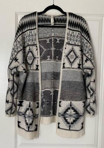 Aeropostale  Black/Whtie Oversized Cardigan Size Extra Small