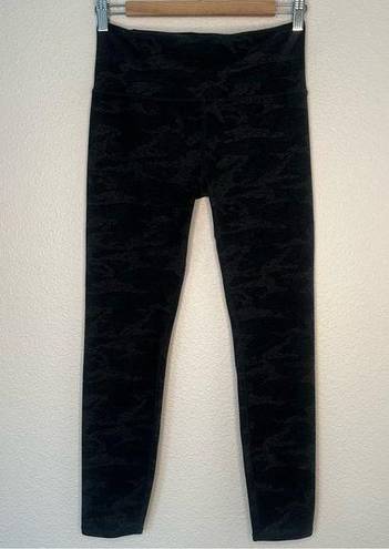 Vuori  Clean Elevation Legging Black Camo medium