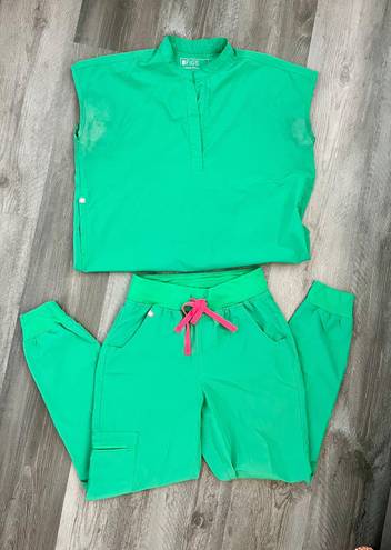 FIGS Women’s Safety Green Jogger Scrub Set