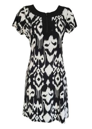 Tiana B  black and white knee length shift dress  with zipper collar detail

Size small