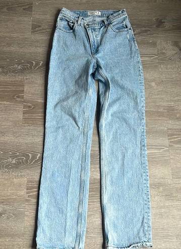 Abercrombie & Fitch  Ultra High Rise 90s Straight Jean criss cross