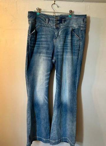 Torrid Jeans Feel The Fit 18R Medium Stone Wash Whiskering Flare 3 Button Zip