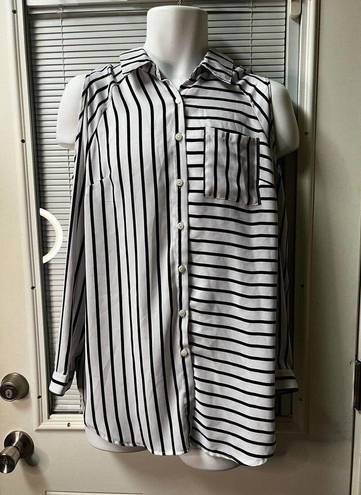 Valerie Stevens Women’s Top Black White Striped M Cold Shoulder Shirt Valarie Stevens 310601‎