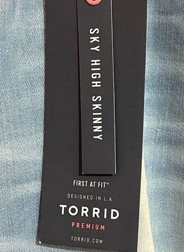 Torrid  Sky High Skinny Jeans Premium Stretch Light Wash Destroyed Size 26 R NWT