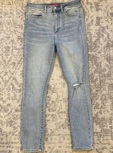 Guess Women’s Skinny Jeans / Distressed Knee / Size 30