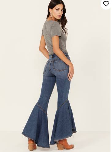 Shyanne NWT  WOMEN'S MEDIUM WASH HIGH RISE RUFFLED SUPER FLARE STRETCH JEANS