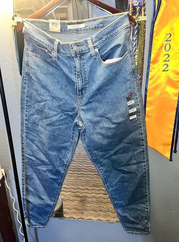 Levi’s New With Tags  High Waisted Mom Jeans In Size 31!!