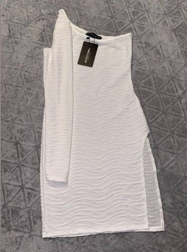 Pretty Little Thing  White Swirl Textured Bodycon Dress