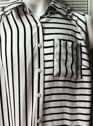 Valerie Stevens Women’s Top Black White Striped M Cold Shoulder Shirt Valarie Stevens 310601‎