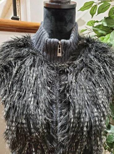 Romeo + Juliet Couture Romeo & Juliet Women Black Faux Fur Sleeveless Full Zip Casual Vest Size S