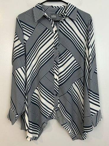 Krass&co NWT NY &  Soho Striped Asymmetrical Button Down Shirt Size Medium